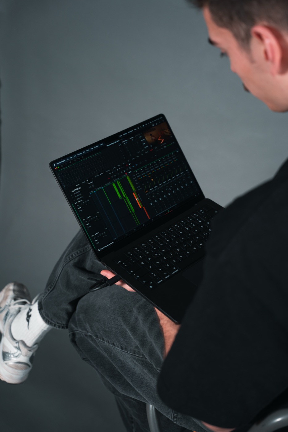 Felix Staffa beim Schnitt am MacBook – Blick über die Schulter