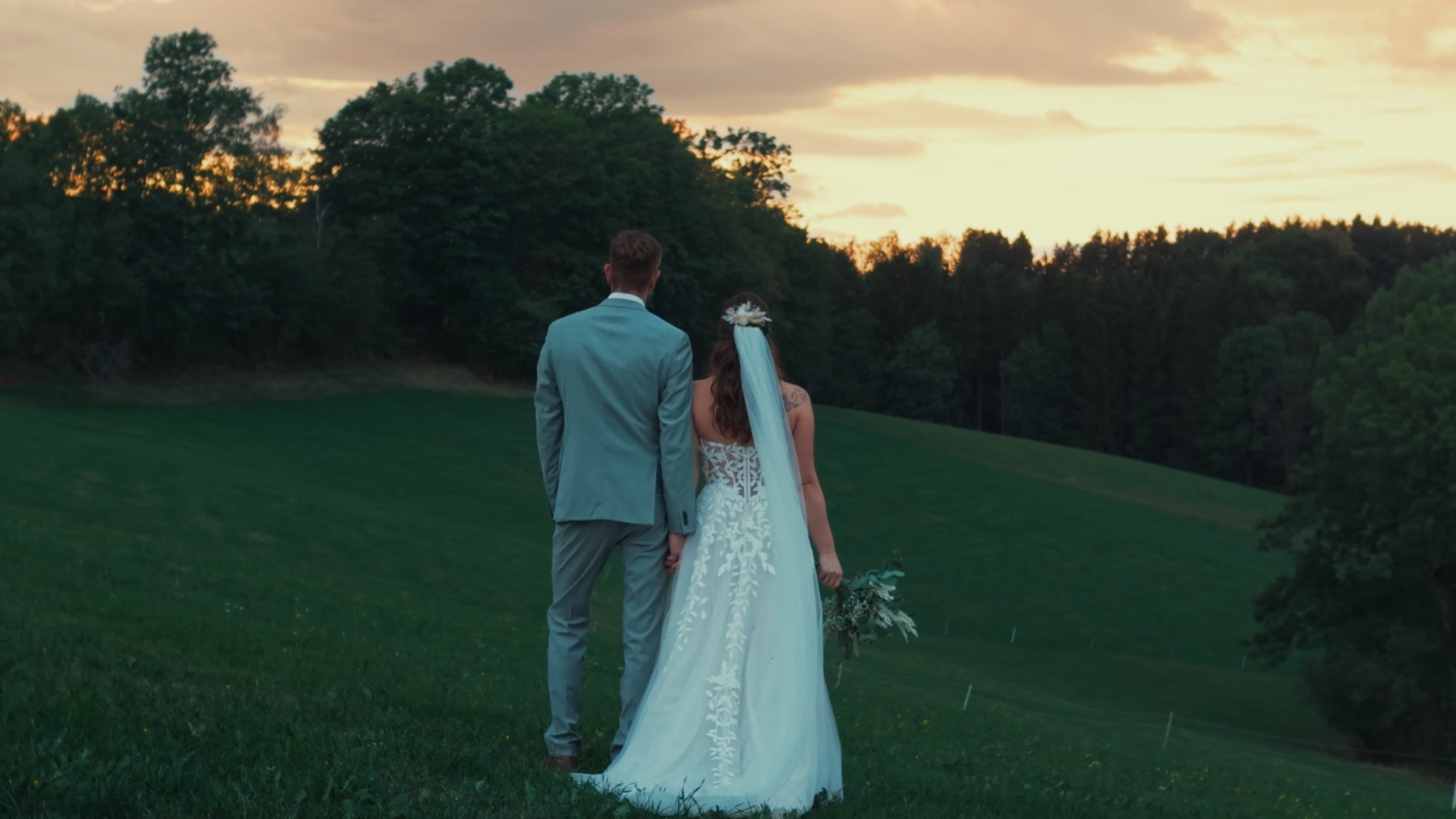 Brautpaar blickt in den Sonnenuntergang