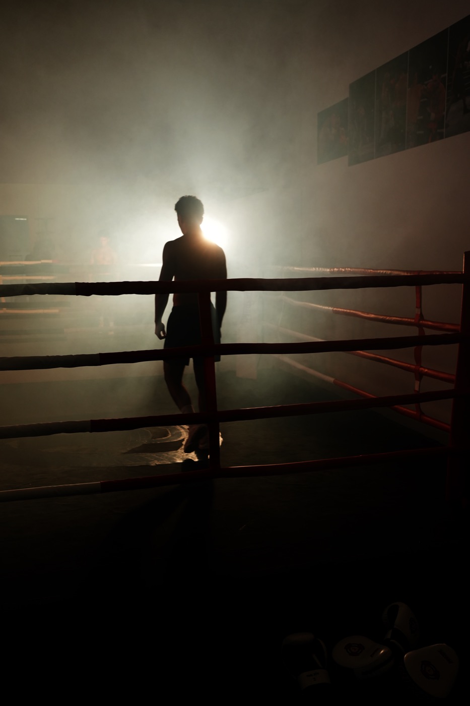 Boxer im Gegenlicht im Nebel – Set des Persian Prince Drehs